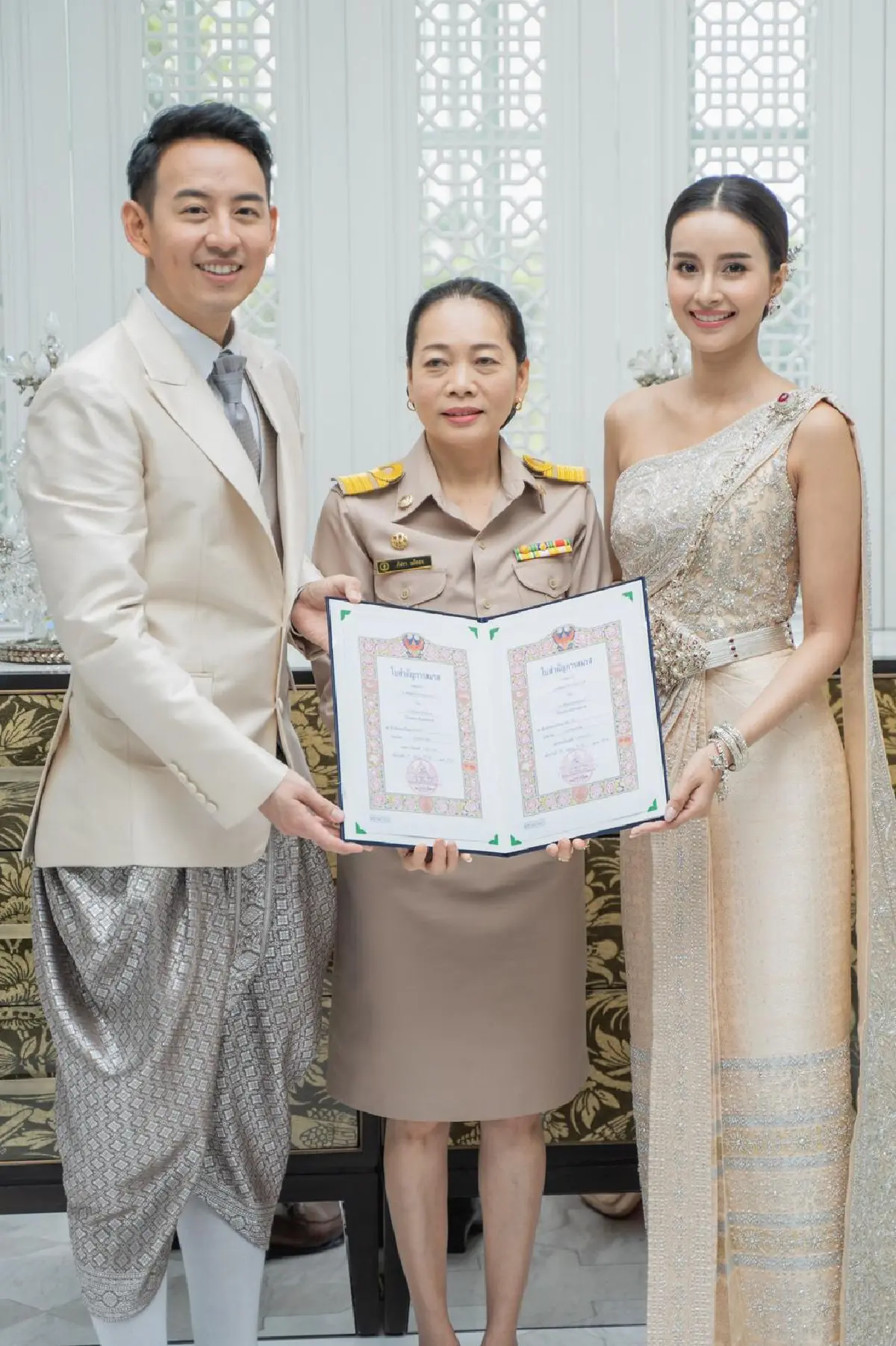 แต่งแล้ววันนี้! น้ำฝน-อาร์ม ควงคู่เข้าพิธีสมรสอบอุ่นเรียบง่าย