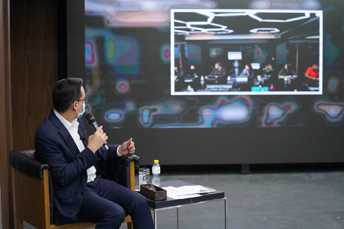 "พุทธิพงษ์" หนุน work from homeลดเสี่ยงโควิด-19 จ่อถกค่ายมือถือคิดค่าบริการ เดือนละ 99 บาท