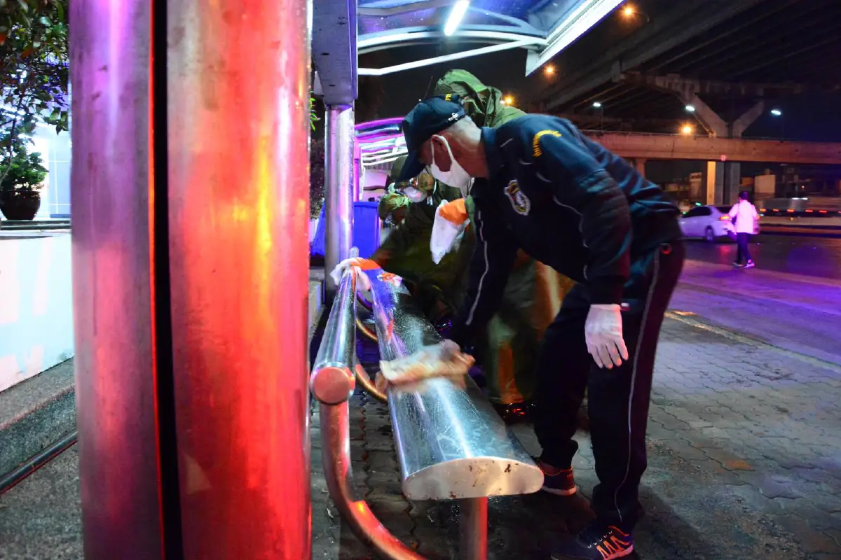 ทอ.นำกำลังพลล้างถนนฉีดพ่นยาฆ่าเชื้อหยุดโควิด-19 ย่านรังสิต