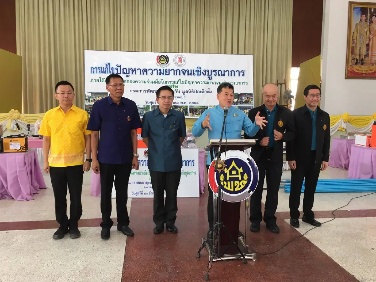 พช.ลุยแก้จนมอบอุปกรณ์ประกอบอาชีพช่วยชาวบ้านสู้วิกฤตโควิด-19