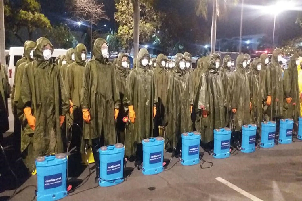 ร่วมใจสู้ภัยโควิด-19 ทอ. ปฏิบัติการล้างถนน ฉีดพ่นน้ำยาฆ่าเชื้อโรค