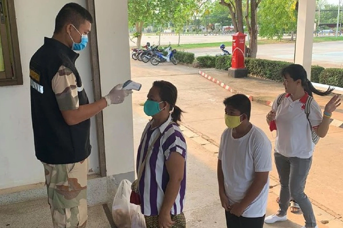 สกัดโควิด-19 อำเภอตาพระยาจัดโต๊ะเก้าอี้ใหม่ต้องนั่งห่าง1เมตร