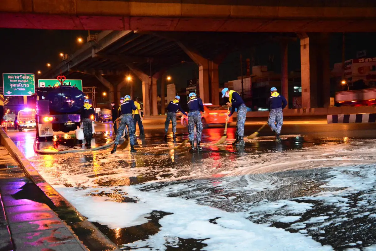 ทอ.นำกำลังพลล้างถนนฉีดพ่นยาฆ่าเชื้อหยุดโควิด-19 ย่านรังสิต