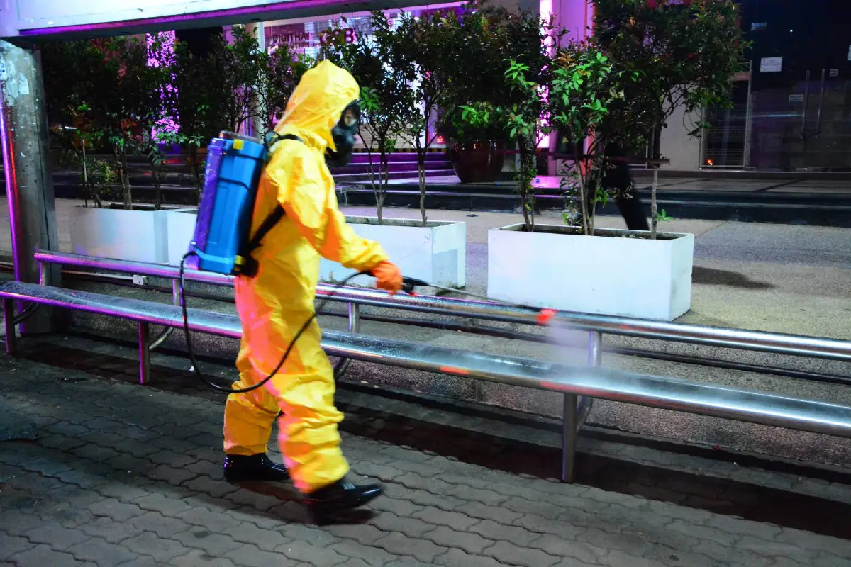 ทอ.นำกำลังพลล้างถนนฉีดพ่นยาฆ่าเชื้อหยุดโควิด-19 ย่านรังสิต