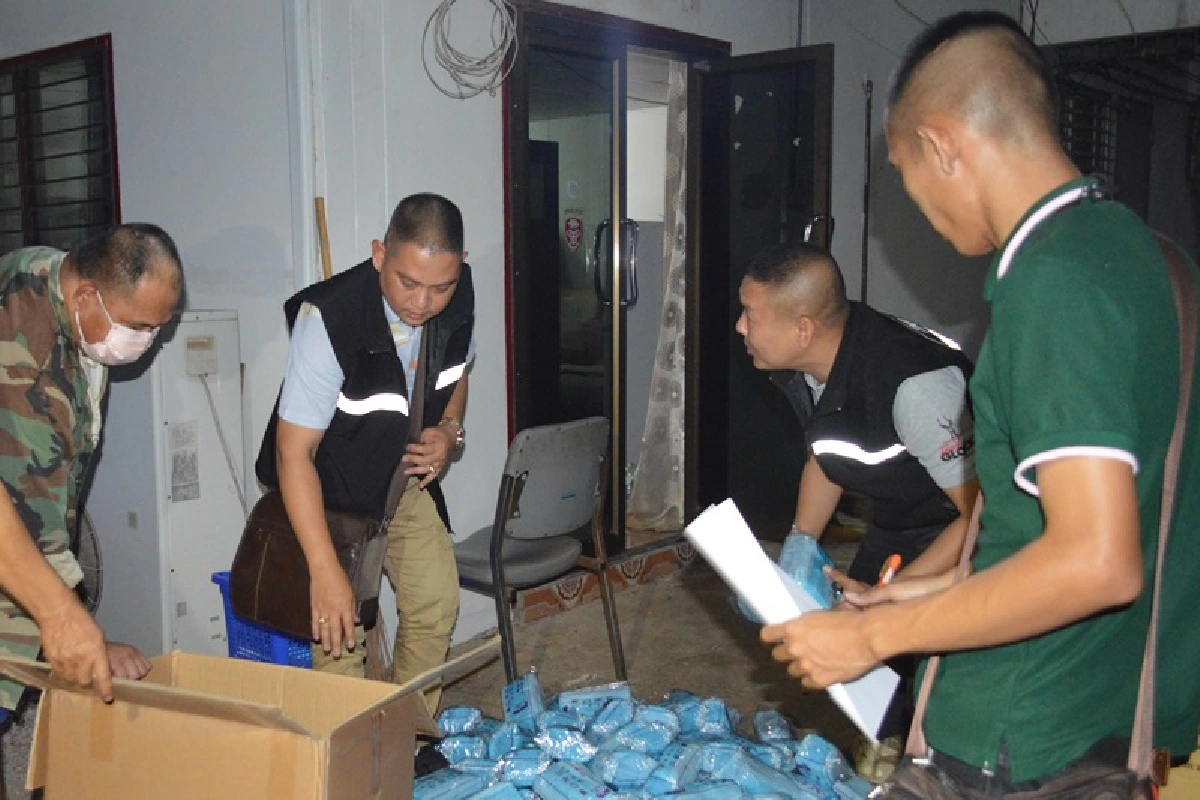 เจ้าหน้าที่จับคนขับกระบะนำเข้าหน้ากากอนามัยสินค้าควบคุมข้ามชายแดน