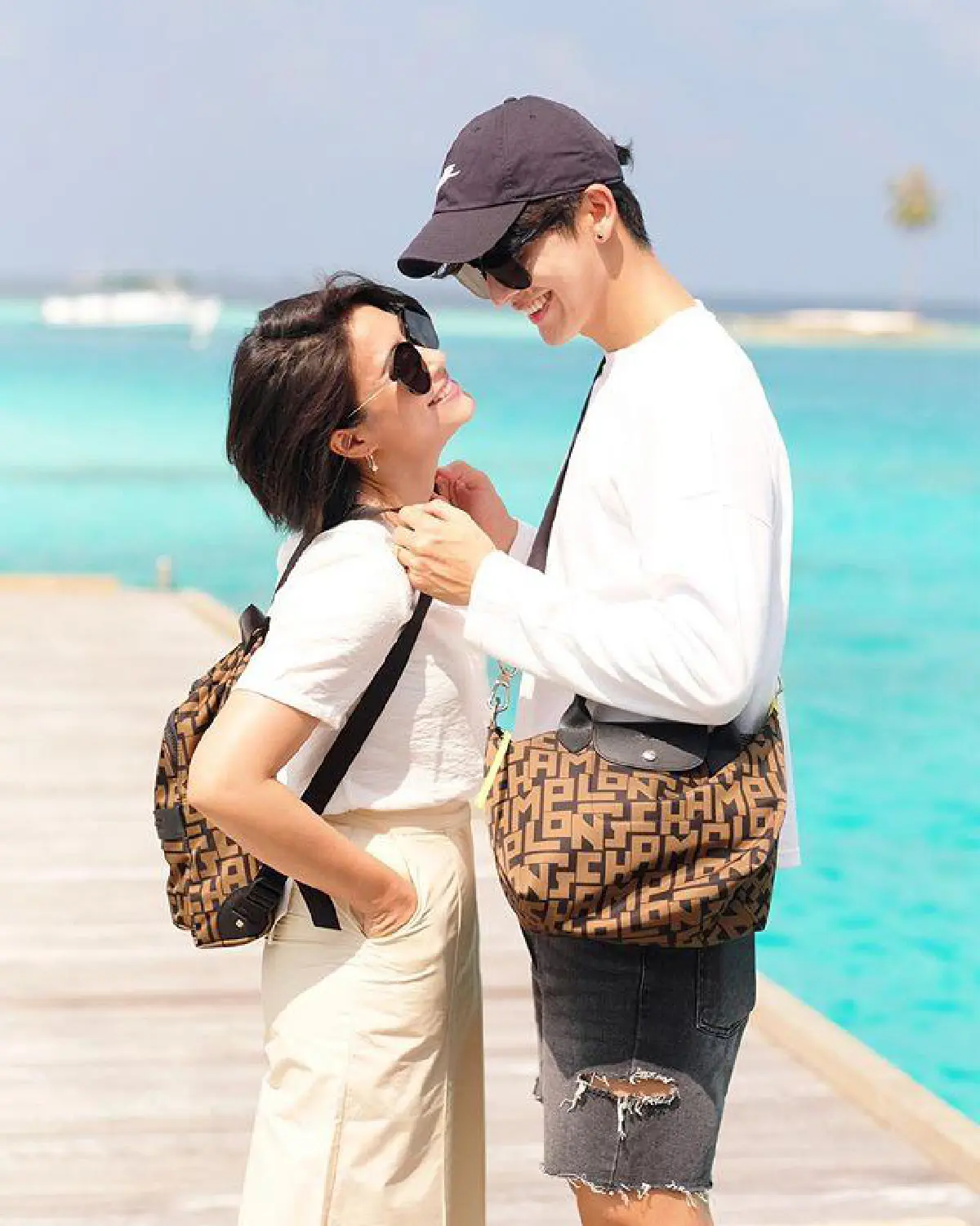 จุ๋ย-พุฒ บริจาคหน้ากากอนามัย 3500 ชิ้น ให้รพ. ถึงแม้ราคาแพงมากแต่พร้อมช่วย