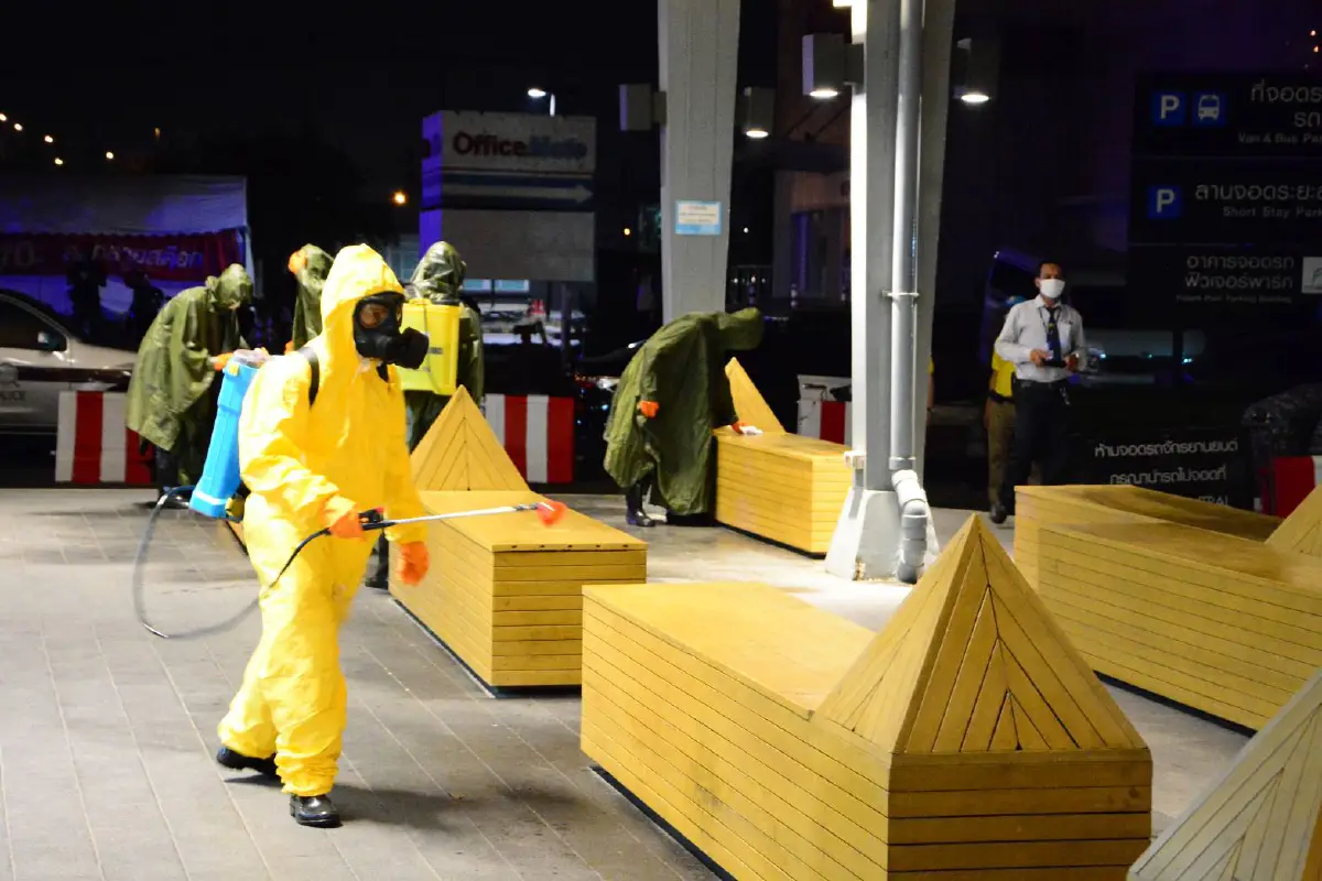 ทอ.นำกำลังพลล้างถนนฉีดพ่นยาฆ่าเชื้อหยุดโควิด-19 ย่านรังสิต