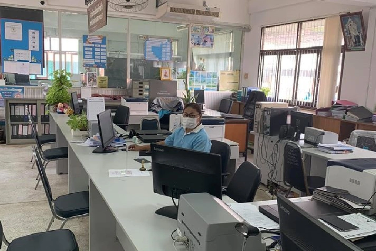 สกัดโควิด-19 อำเภอตาพระยาจัดโต๊ะเก้าอี้ใหม่ต้องนั่งห่าง1เมตร