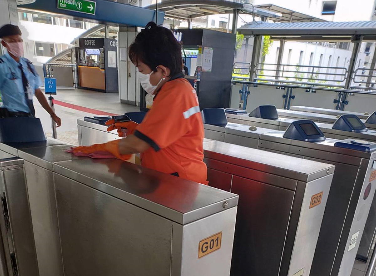 ‘บีทีเอส’รีบคลีนนิ่งสถานีรถไฟฟ้าสนามกีฬา หลังเกิดเหตุชายนิรนามป้ายน้ำลายทั่วลิฟท์ ‘บีทีเอส’รีบคลีนนิ่งสถานีรถไฟฟ้าสนามกีฬา หลังเกิดเหตุชายนิรนามป้ายน้ำลายทั่วลิฟท์