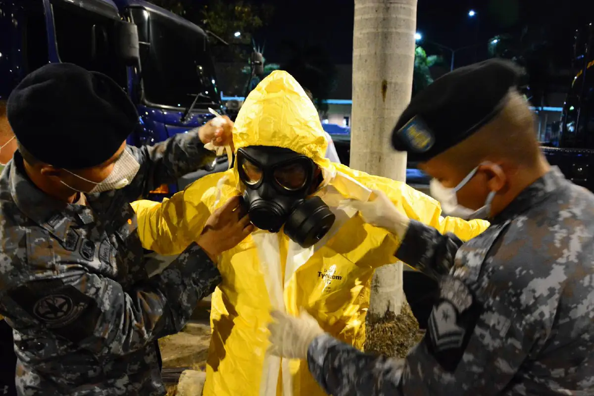 ทอ.นำกำลังพลล้างถนนฉีดพ่นยาฆ่าเชื้อหยุดโควิด-19 ย่านรังสิต