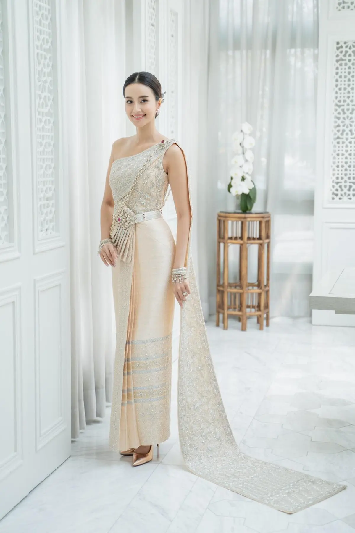 แต่งแล้ววันนี้! น้ำฝน-อาร์ม ควงคู่เข้าพิธีสมรสอบอุ่นเรียบง่าย