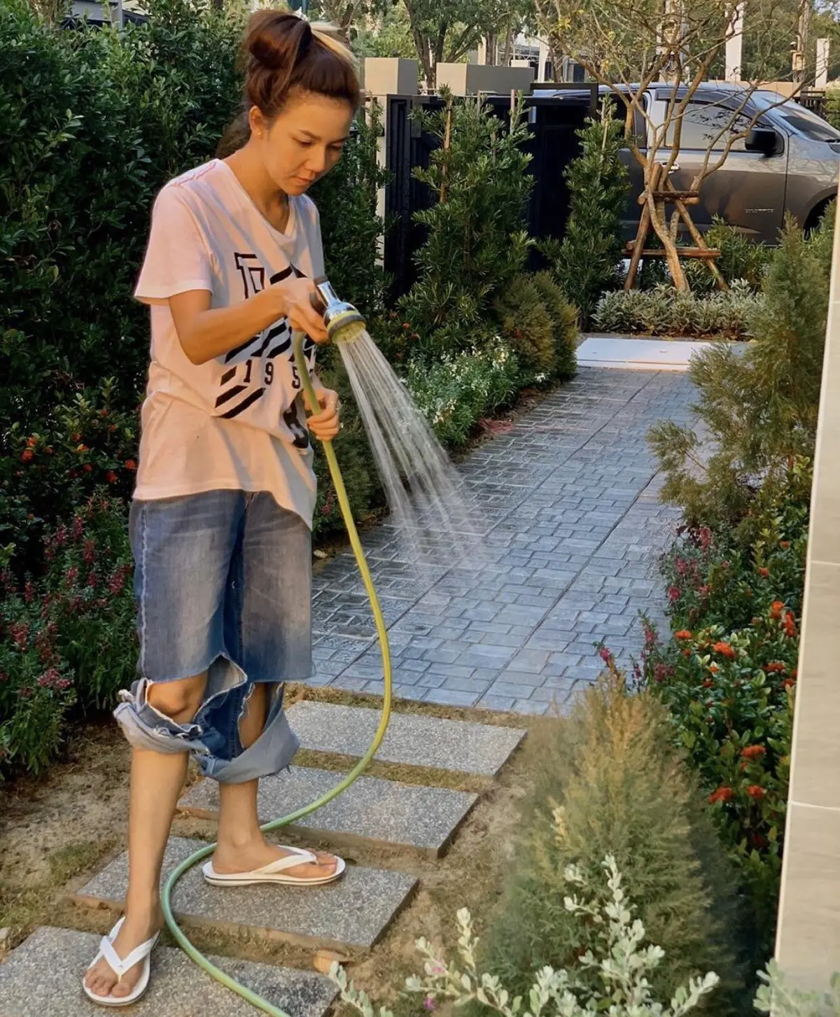 จ๊ะ อาร์สยาม โชว์ภาพเซ็กซี่อวดความสุขในวันชิลๆ ที่บ้านนอก 