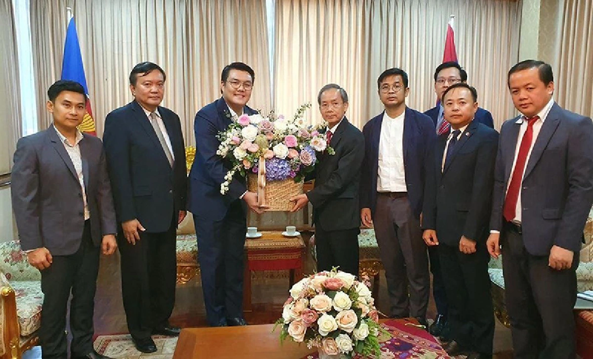 “จั๊ด ธีมะ” หอบกระเช้าขอโทษ “ทูตสปป. ลาว” ปมดราม่ารายงานข่าว COVID-19 เหมือนบูลลี่ประเทศ