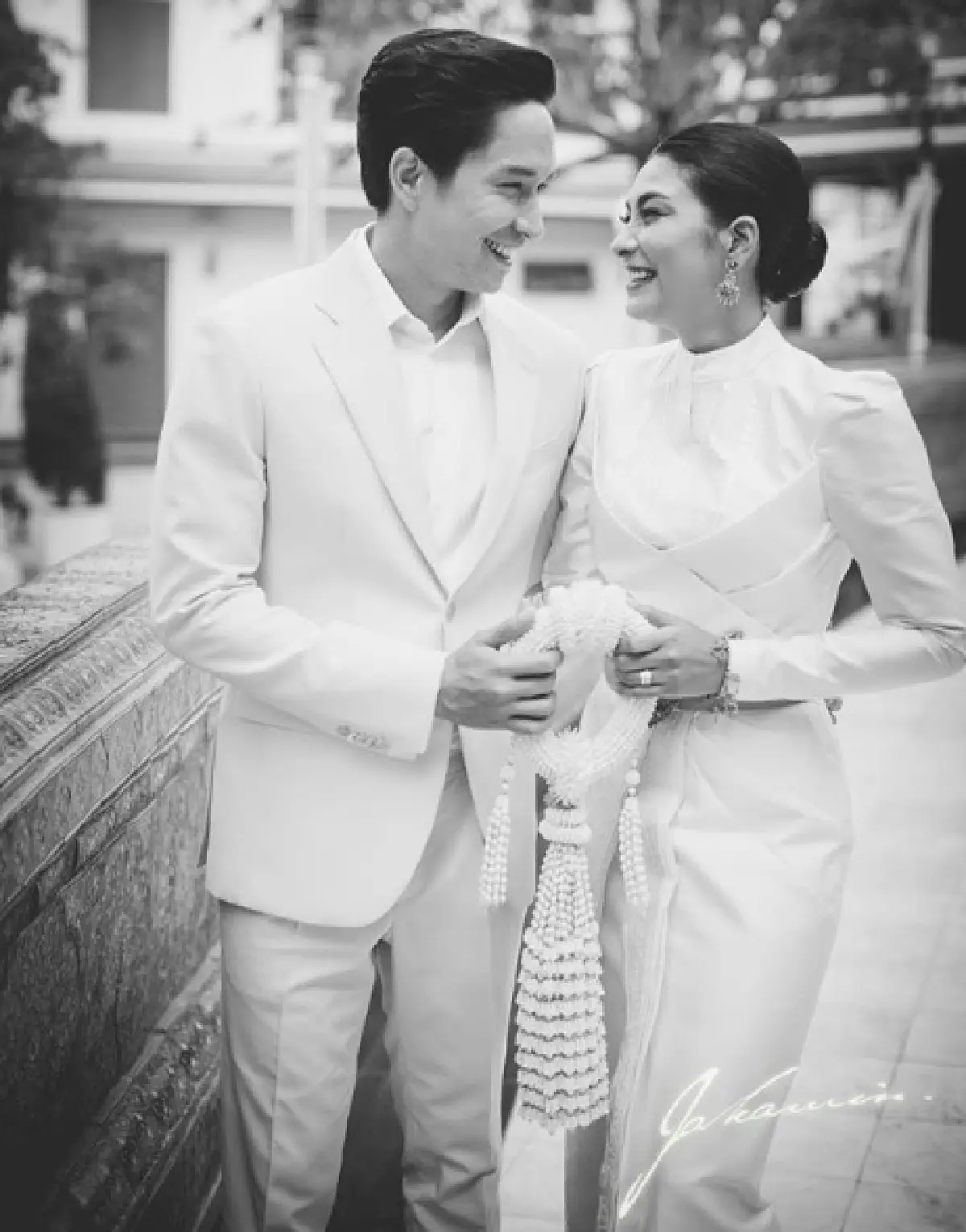  แต่งงานละจ้า! "หลุยส์ สก็อต" ควง "นุ่น" รมิดา” เข้าประตูวิวาห์อย่างเงียบๆ