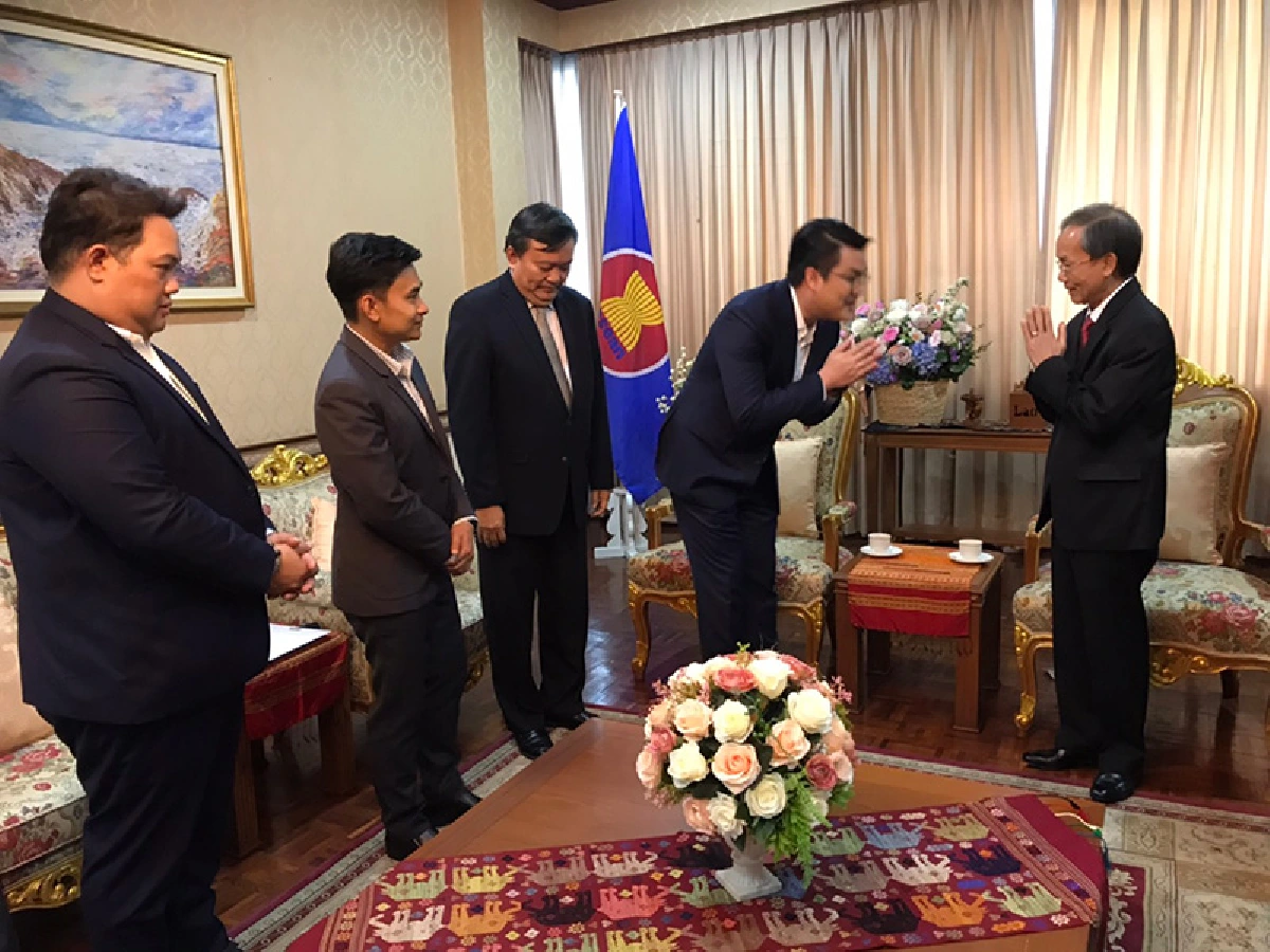 “จั๊ด ธีมะ” หอบกระเช้าขอโทษ “ทูตสปป. ลาว” ปมดราม่ารายงานข่าว COVID-19 เหมือนบูลลี่ประเทศ