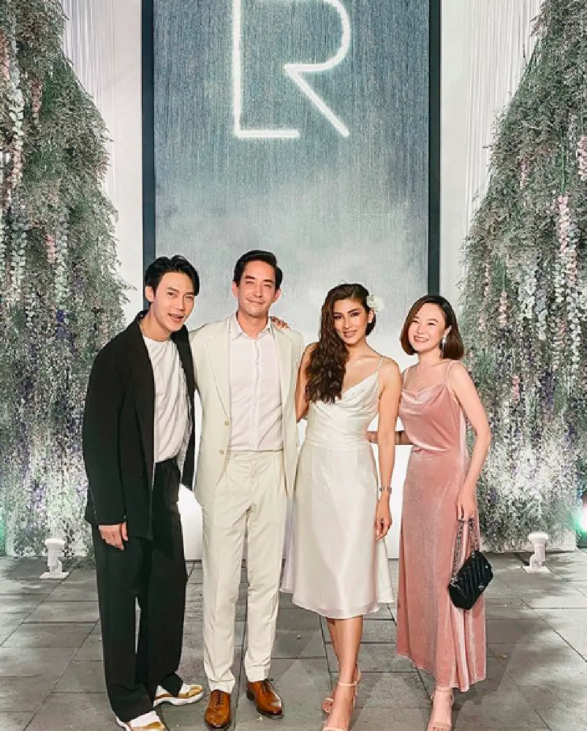  แต่งงานละจ้า! "หลุยส์ สก็อต" ควง "นุ่น" รมิดา” เข้าประตูวิวาห์อย่างเงียบๆ