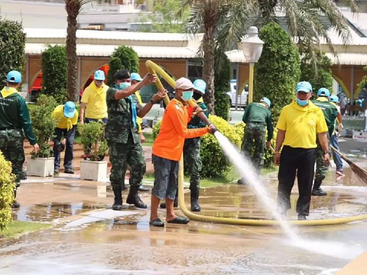 ประชาชนจิตอาสาร่วมกับเจ้าหน้าที่ร่วมทำความสะอาดมัสยิดกลางปัตตานี