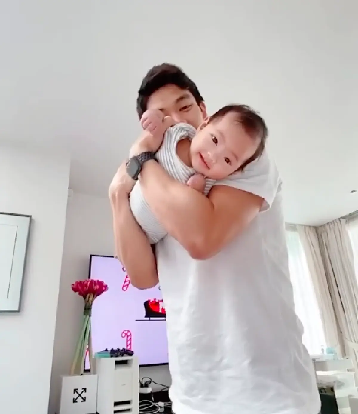 "เจนี่" อัปเดตภาพลูกสาว "น้องโนล่า" ตัวโตขาเรียวยาวมาก