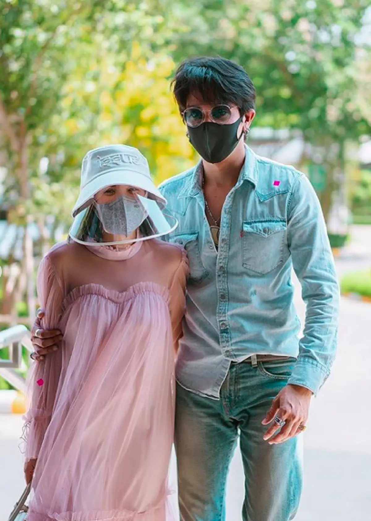 “ดีเจแมน-ใบเตย" ถือฤกษ์ดีควงแขนจดทะเบียนสมรสกันแล้ว