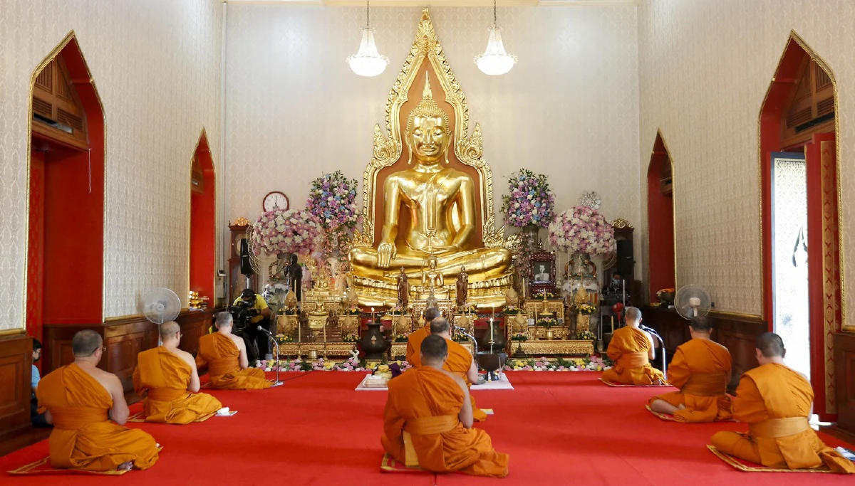 วัดไตรมิตรฯพระนั่งห่าง 1 เมตรสวดบทรัตนสูตรสร้างขวัญกำลังใจสู้โควิด-19