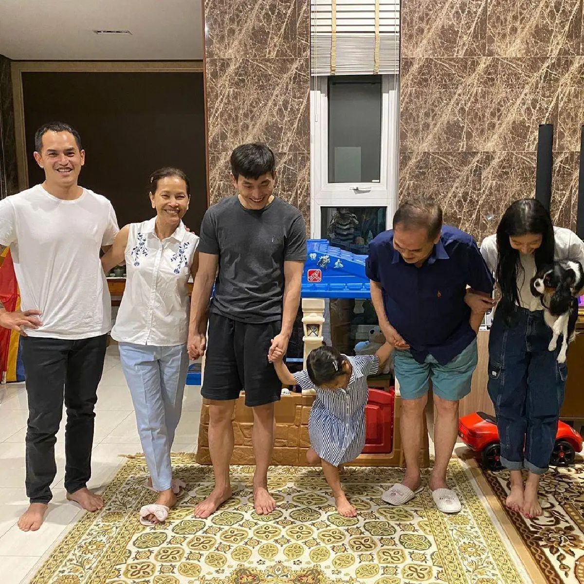 น้องปีใหม่ ไปพักผ่อนที่เขาใหญ่! จัดโชว์ร้องเล่นเต้นรำอวดคุณปู่คุณย่า (คลิป)