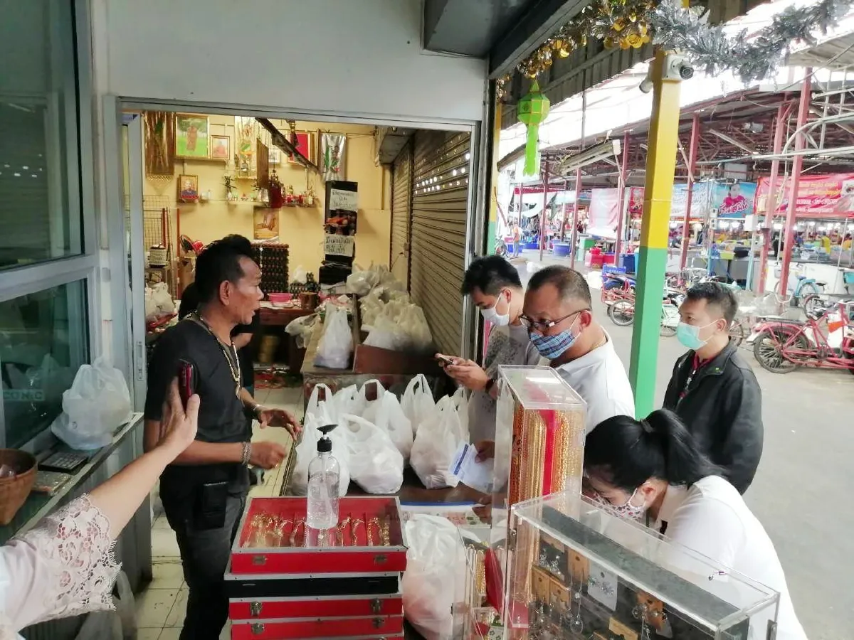 พาณิชย์ล่อซื้อจับพ่อค้าไข่กลางเมืองปทุมฯพบขายแพงแผงละ 170 บาท