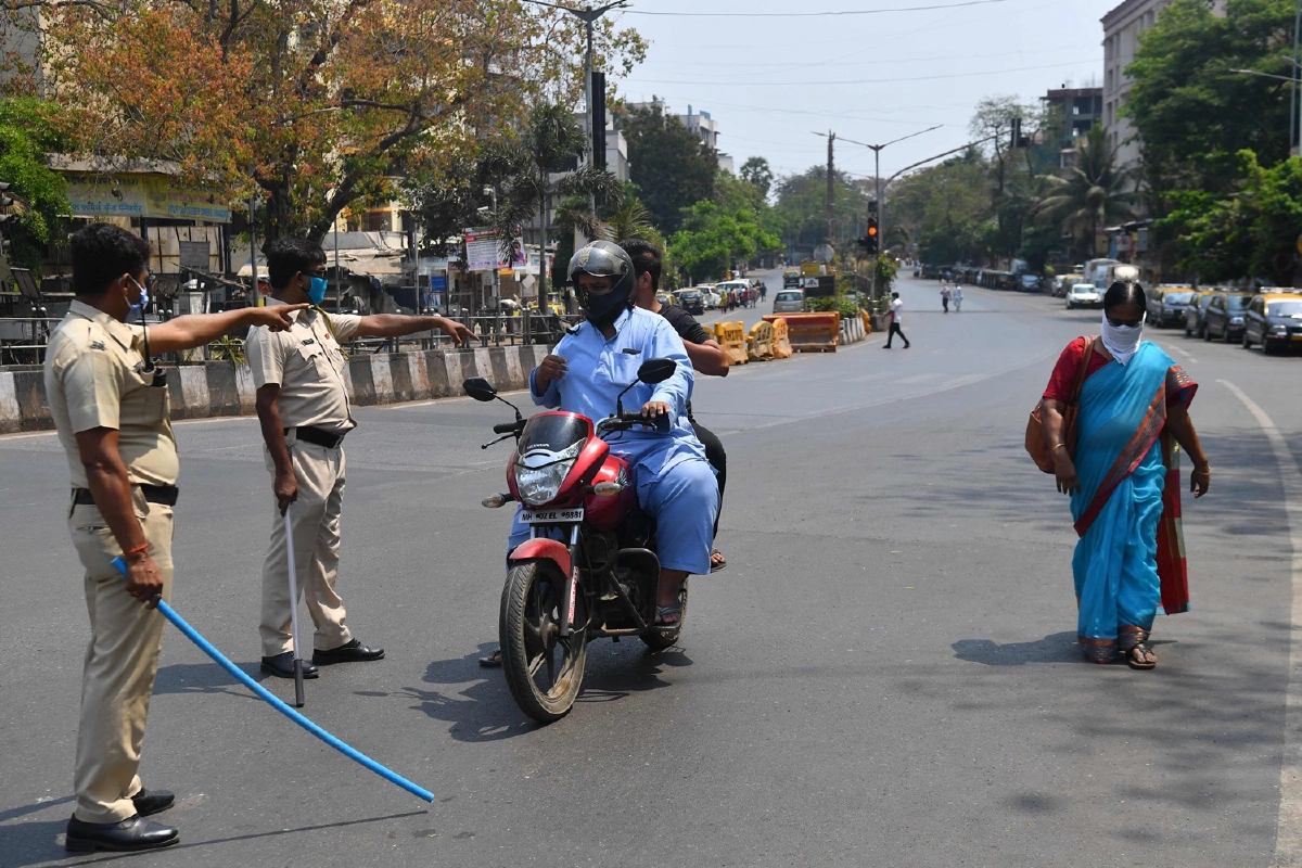 ไม่ฟังกันใช่ไหม? ตำรวจอินเดียฟาดไม่ยั้งคนฝืนคำสั่งกักตัว