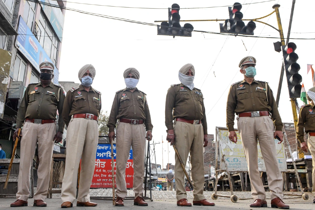 ไม่ฟังกันใช่ไหม? ตำรวจอินเดียฟาดไม่ยั้งคนฝืนคำสั่งกักตัว