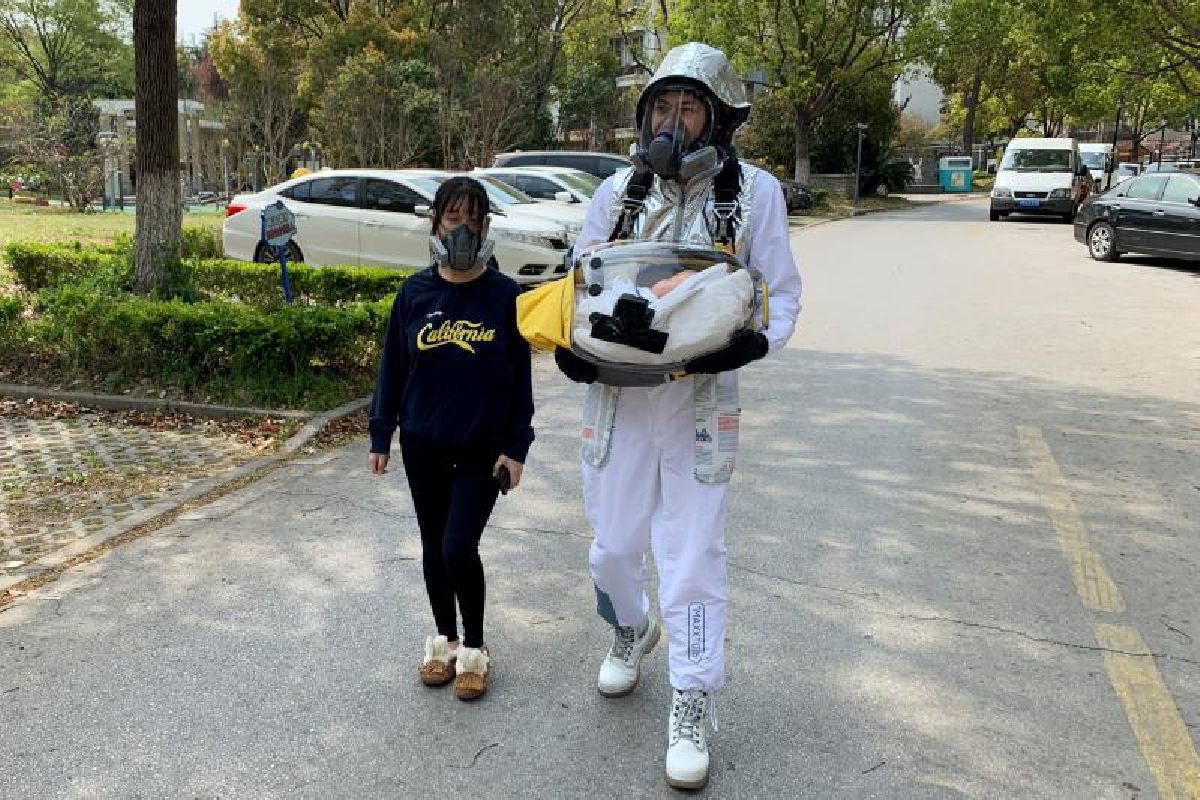 พ่อลูกอ่อนจีนสร้าง"แคปซูลทารก" ปกป้องลูกน้อยจากไวรัส พ่อลูกอ่อนจีนสร้าง"แคปซูลทารก" ปกป้องลูกน้อยจากไวรัส