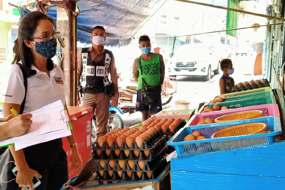 เชือดแล้ว!บุกจับแม่ค้าปากน้ำโพขายไข่ไก่ราคาแพงคาแผง