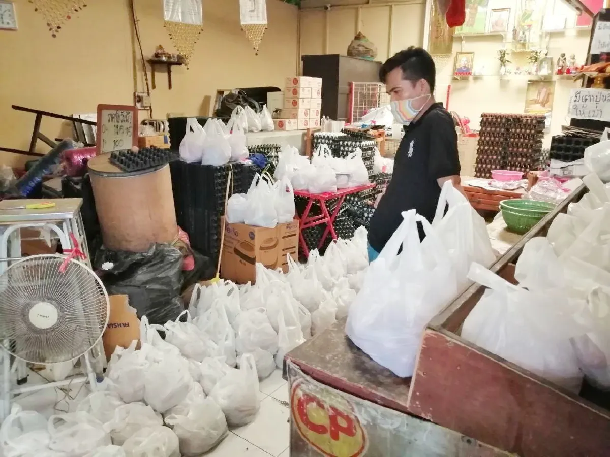 พาณิชย์ล่อซื้อจับพ่อค้าไข่กลางเมืองปทุมฯพบขายแพงแผงละ 170 บาท