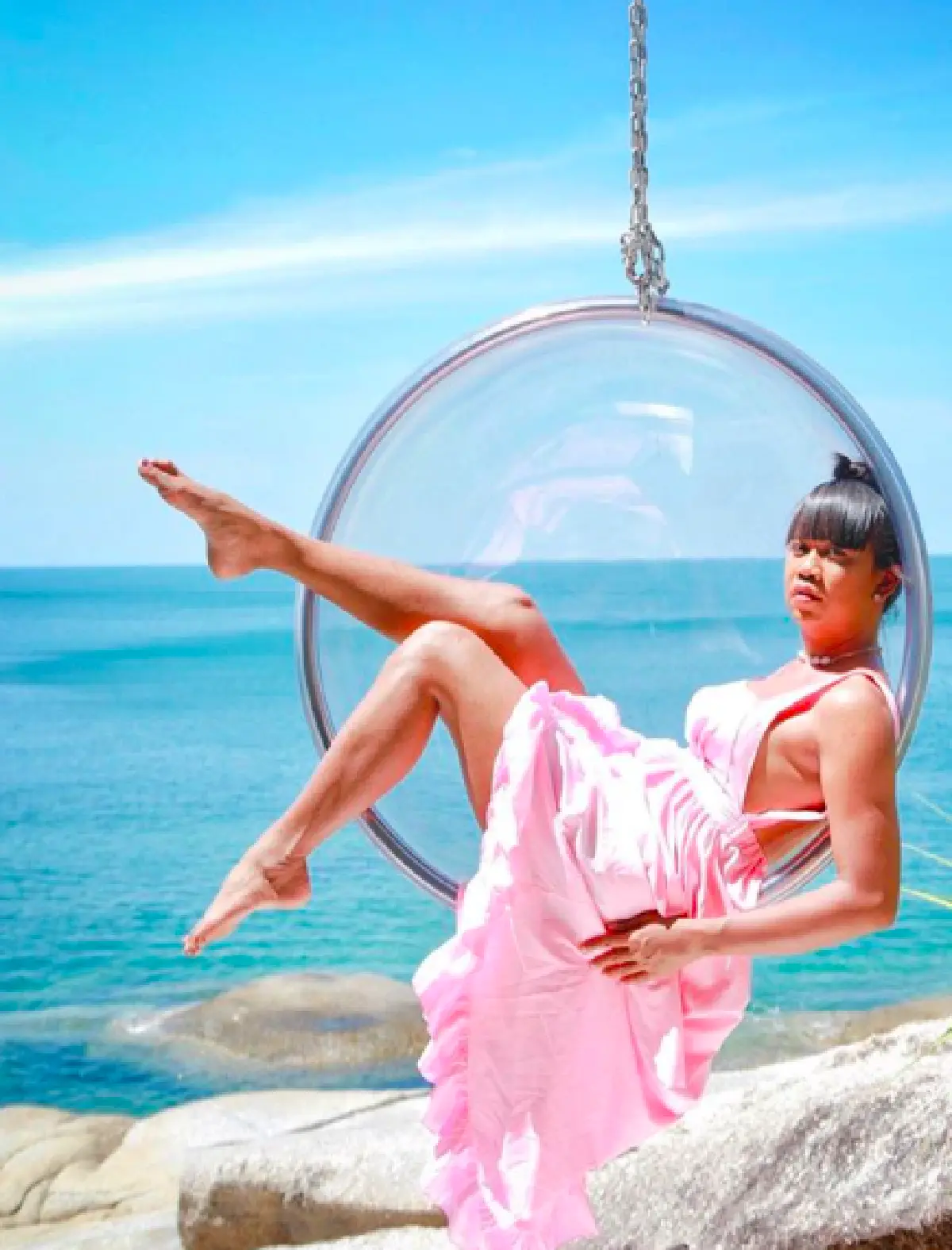 แซ่บยืนหนึ่งในบึงบัว! “เจนนี่ ปาหนัน” สวมชุดว่ายนอนโพสท่าบนเรือ