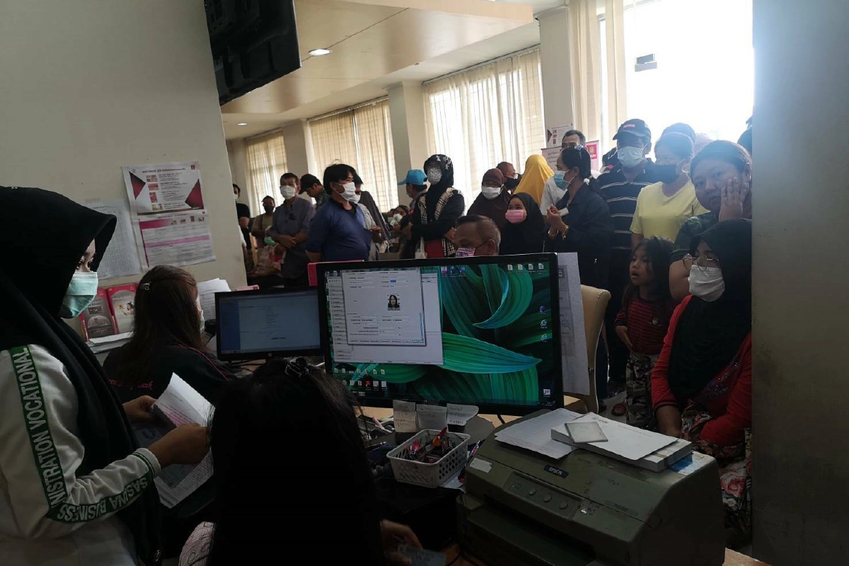 ออมสินปิดสาขาหลังคนตกงานแห่ลงทะเบียนรับเงิน5,000บาท