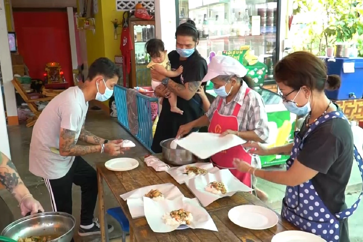 สู้โควิด-19 ร้านก๋วยเตี๋ยวน้ำใจงามให้คนตกงาน - คนท้อง - ลูกอ่อนกินฟรี