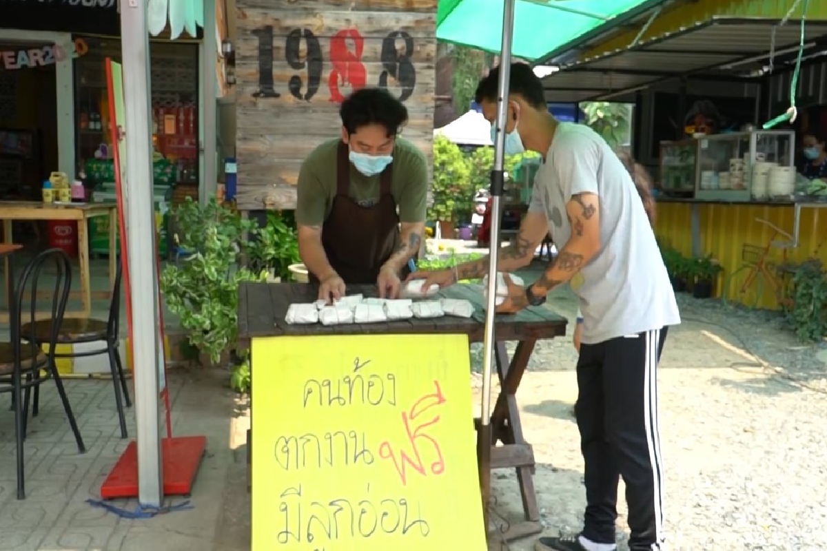 สู้โควิด-19 ร้านก๋วยเตี๋ยวน้ำใจงามให้คนตกงาน - คนท้อง - ลูกอ่อนกินฟรี สู้โควิด-19 ร้านก๋วยเตี๋ยวน้ำใจงามให้คนตกงาน - คนท้อง - ลูกอ่อนกินฟรี