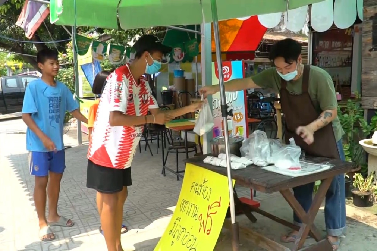 สู้โควิด-19 ร้านก๋วยเตี๋ยวน้ำใจงามให้คนตกงาน - คนท้อง - ลูกอ่อนกินฟรี