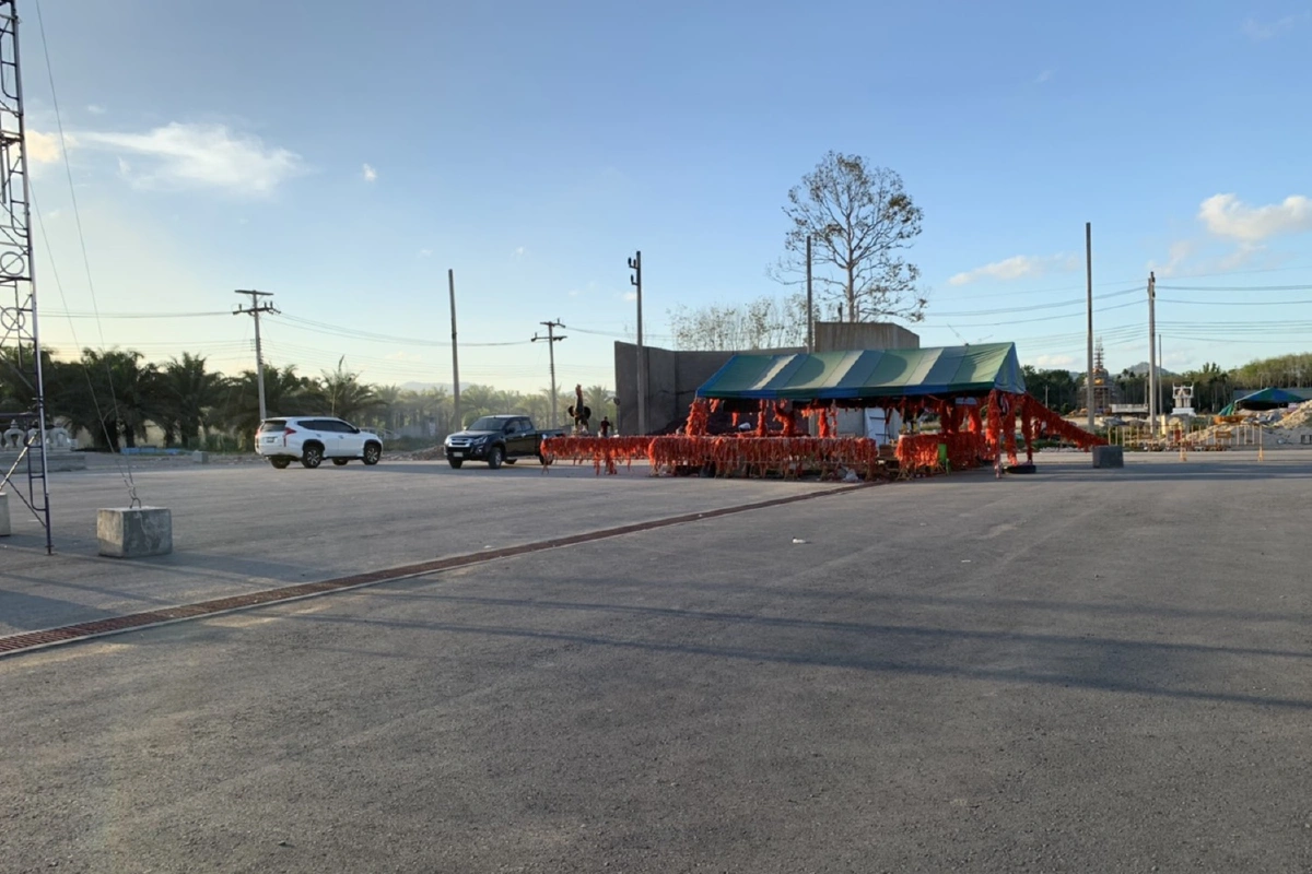 พลังศรัทธายังพ่ายโควิด-19 วัดเจดีย์ไอ้ไข่แทบร้าง ไร้ผู้คนกราบไหว้ขอพร