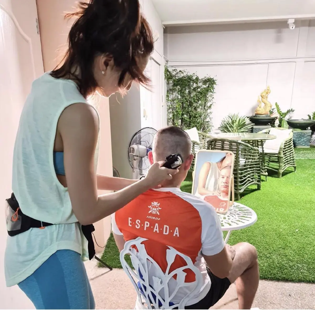 ทำได้ทุกอย่าง! แพนเค้ก กลายเป็นช่างตัดผมประจำตัว สารวัตรหมี ในช่วงโควิด-19