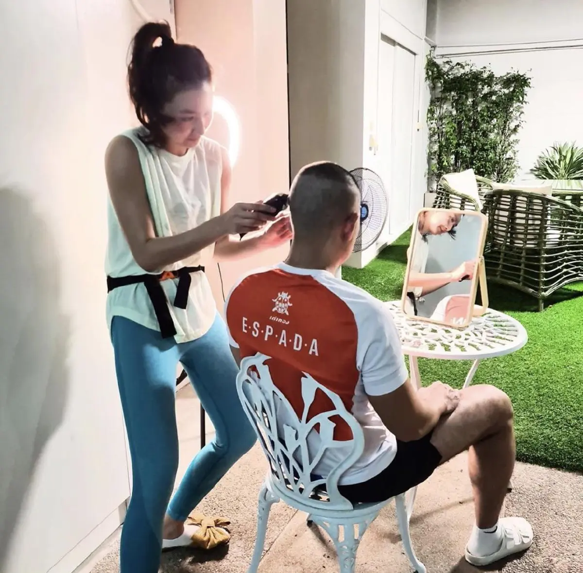 ทำได้ทุกอย่าง! แพนเค้ก กลายเป็นช่างตัดผมประจำตัว สารวัตรหมี ในช่วงโควิด-19