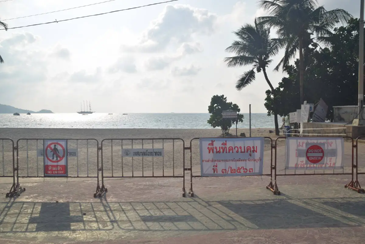 ชายหาดภูเก็ตร้างนักท่องเที่ยวไม่กล้าเล่นน้ำหลังใช้มาตรการเข้มคุมโควิด-19