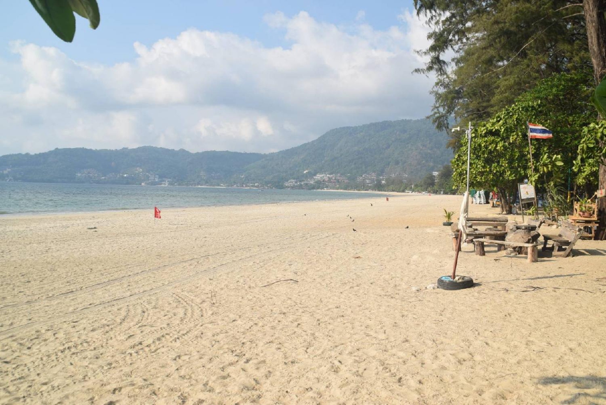 ชายหาดภูเก็ตร้างนักท่องเที่ยวไม่กล้าเล่นน้ำหลังใช้มาตรการเข้มคุมโควิด-19 ชายหาดภูเก็ตร้างนักท่องเที่ยวไม่กล้าเล่นน้ำหลังใช้มาตรการเข้มคุมโควิด-19