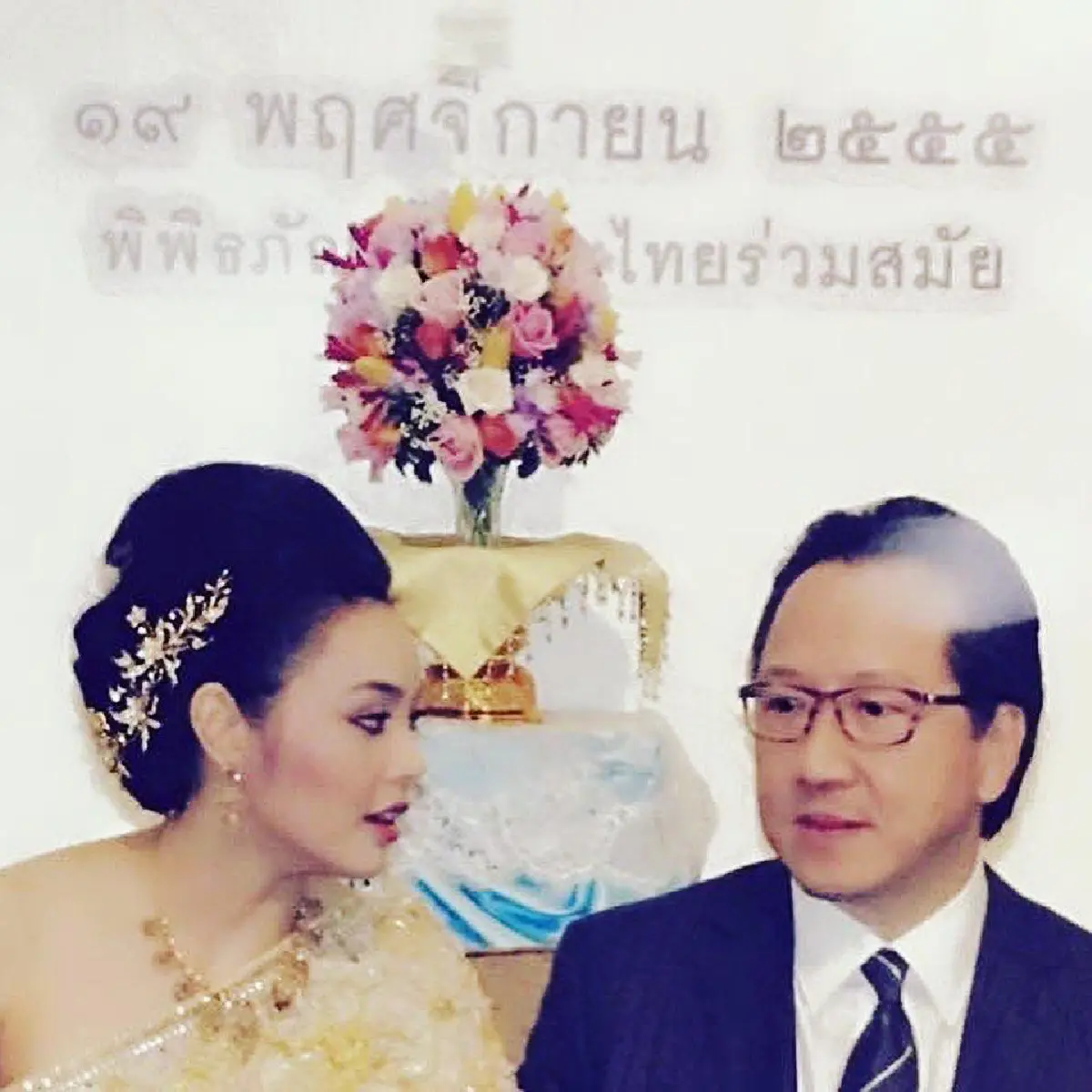 ตั๊ก บงกช ยิ้มไม่หุบ! เจ้าสัวบุญชัย หอบดอกไม้ช่อโตเซอร์ไพรส์ครบรอบแต่งงาน 9 ปี