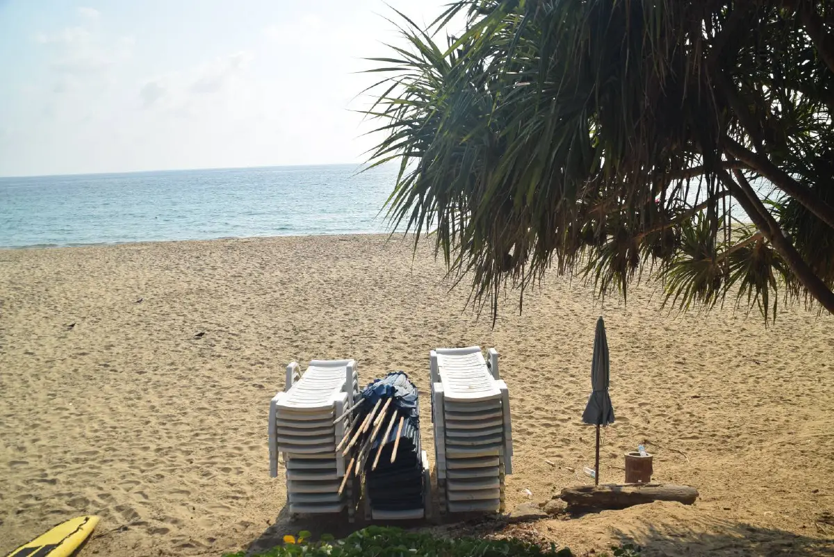 ชายหาดภูเก็ตร้างนักท่องเที่ยวไม่กล้าเล่นน้ำหลังใช้มาตรการเข้มคุมโควิด-19