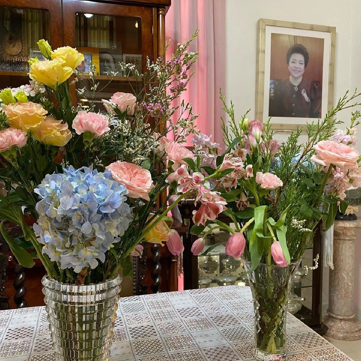 ตั๊ก บงกช ยิ้มไม่หุบ! เจ้าสัวบุญชัย หอบดอกไม้ช่อโตเซอร์ไพรส์ครบรอบแต่งงาน 9 ปี