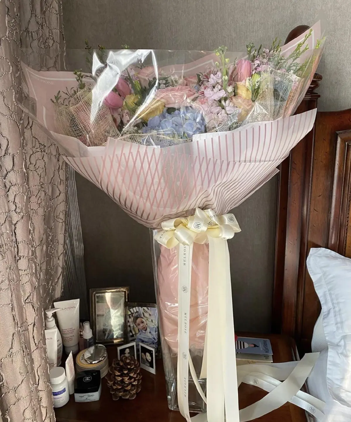 ตั๊ก บงกช ยิ้มไม่หุบ! เจ้าสัวบุญชัย หอบดอกไม้ช่อโตเซอร์ไพรส์ครบรอบแต่งงาน 9 ปี