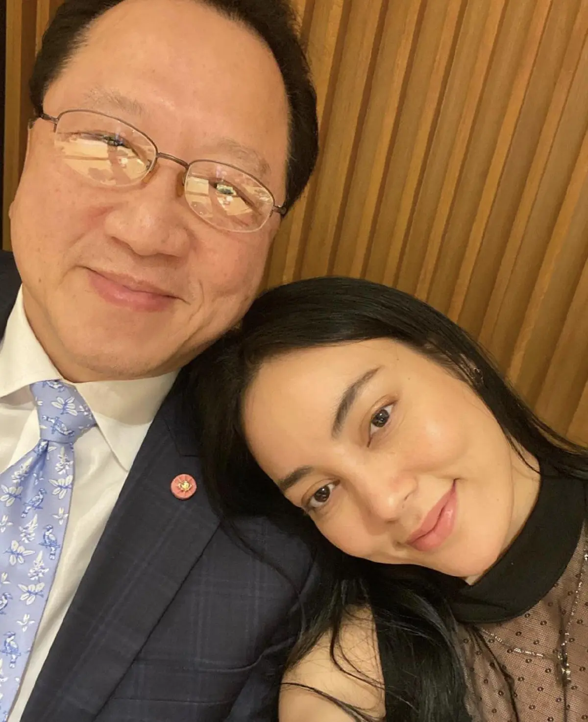 ตั๊ก บงกช ยิ้มไม่หุบ! เจ้าสัวบุญชัย หอบดอกไม้ช่อโตเซอร์ไพรส์ครบรอบแต่งงาน 9 ปี