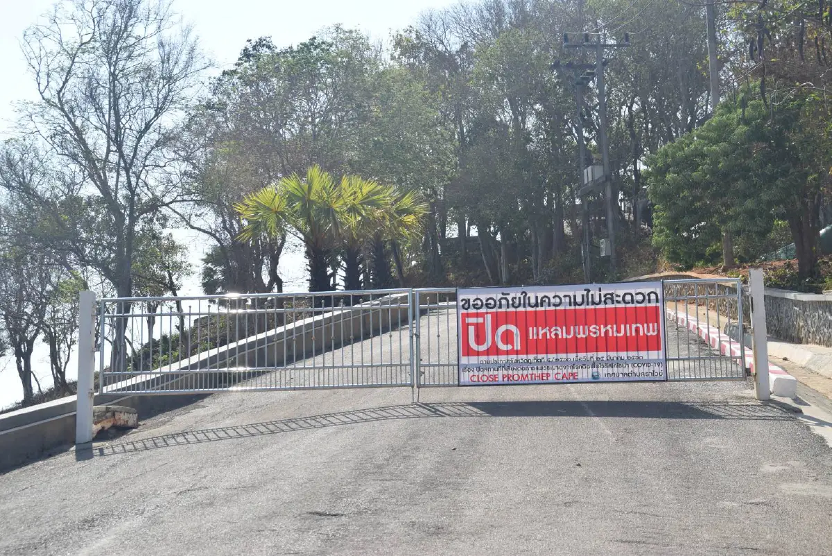 ชายหาดภูเก็ตร้างนักท่องเที่ยวไม่กล้าเล่นน้ำหลังใช้มาตรการเข้มคุมโควิด-19