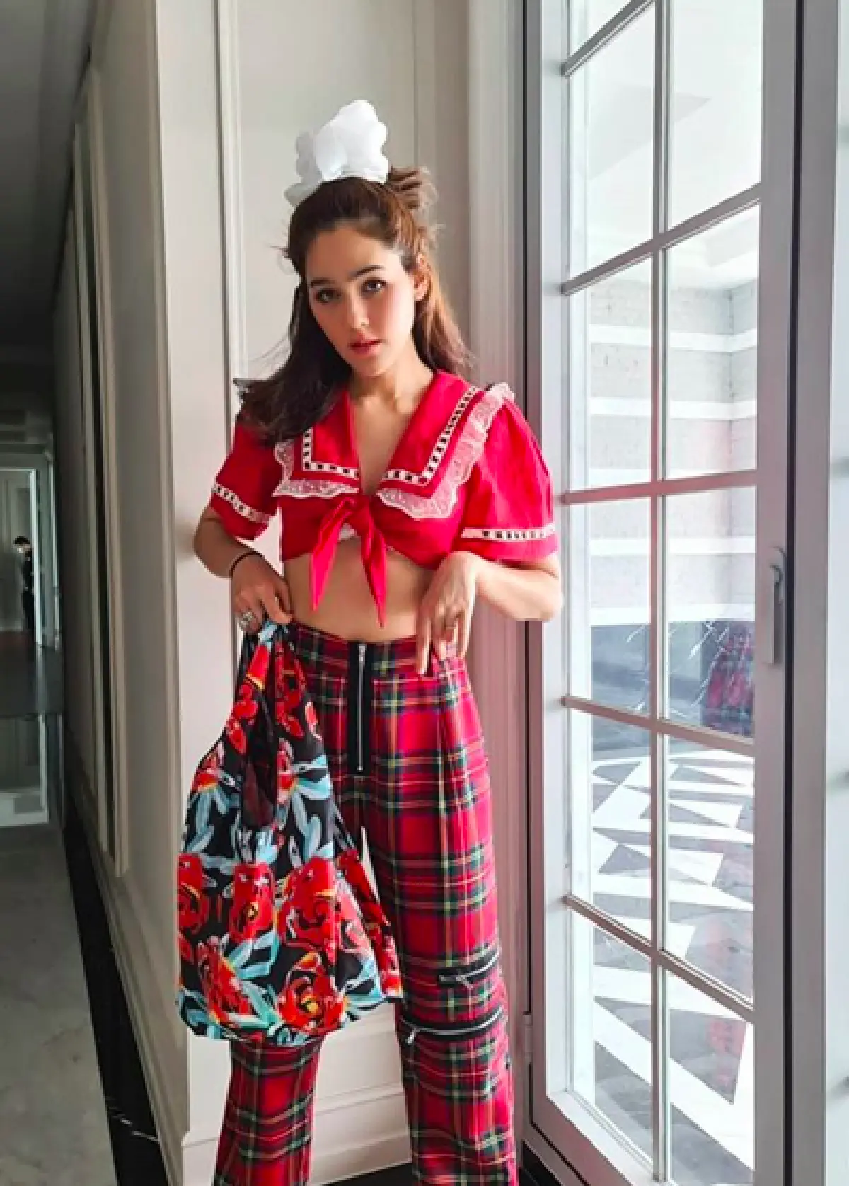 ไม่รู้จะโฟกัสอะไรดี! “ชมพู่ อารยา" กับชุดย่างเนื้อสุดแซ่บ