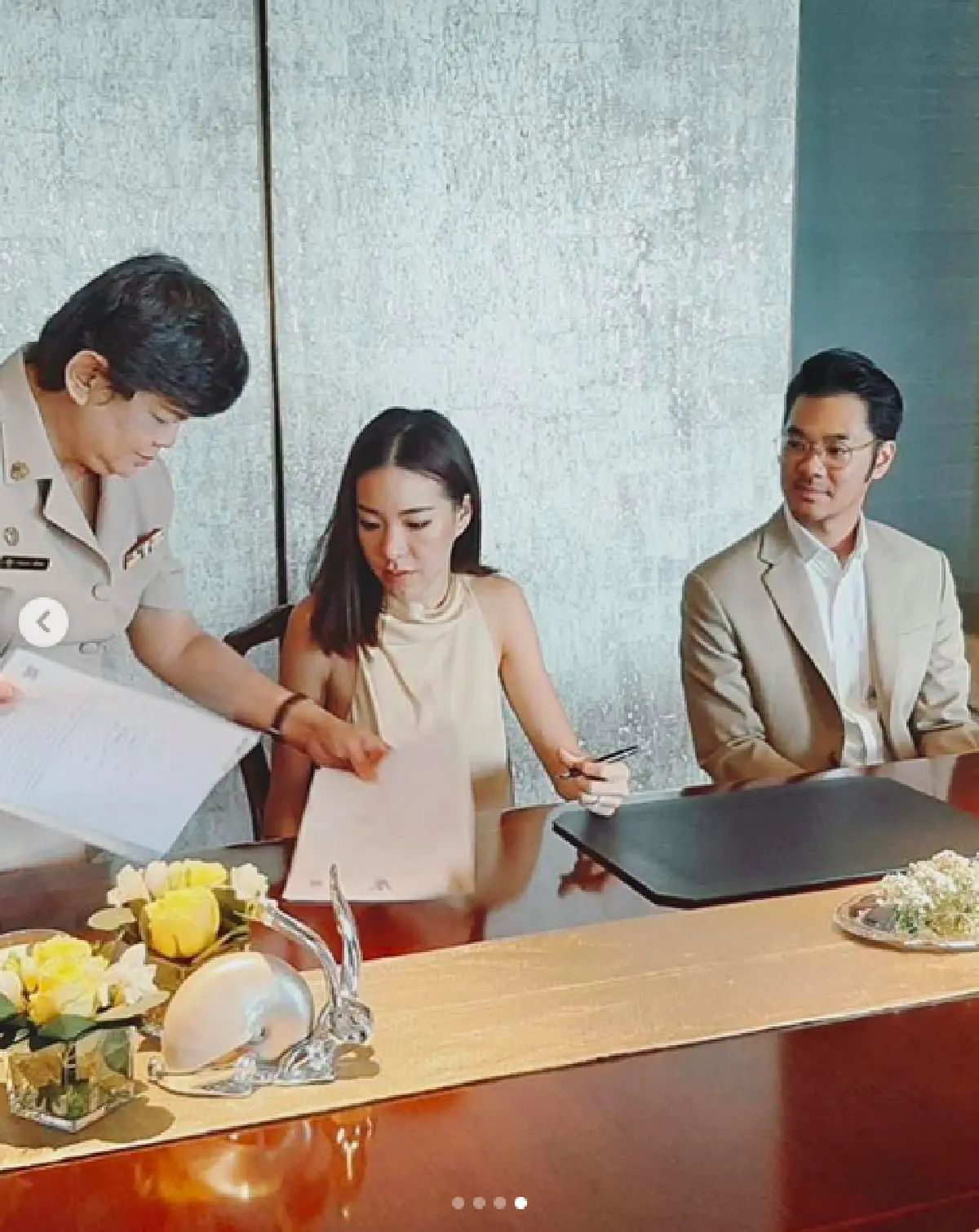 วันพิเศษ! “เนม เก็ทสึโนวา” ควงภรรยา “ป้อ” จดทะเบียนสมรส