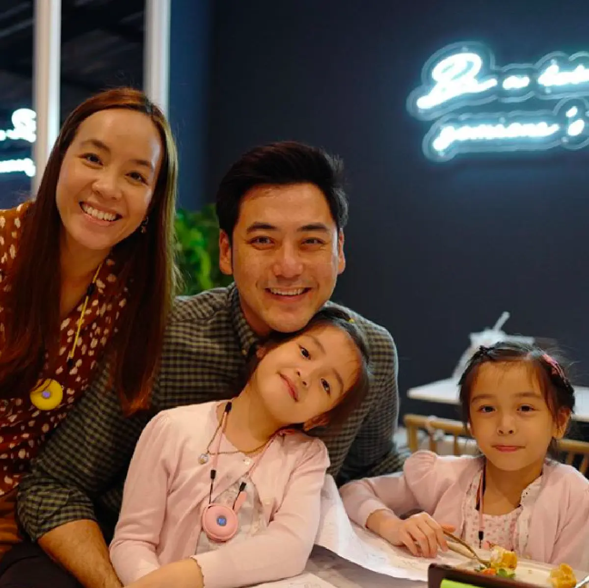 ลูกสาวสวยมาก! “น้องฌารีณ-น้องฌานา” ลูกแฝดวัย 5 ขวบของ “เอ็ม อภินันท์” 